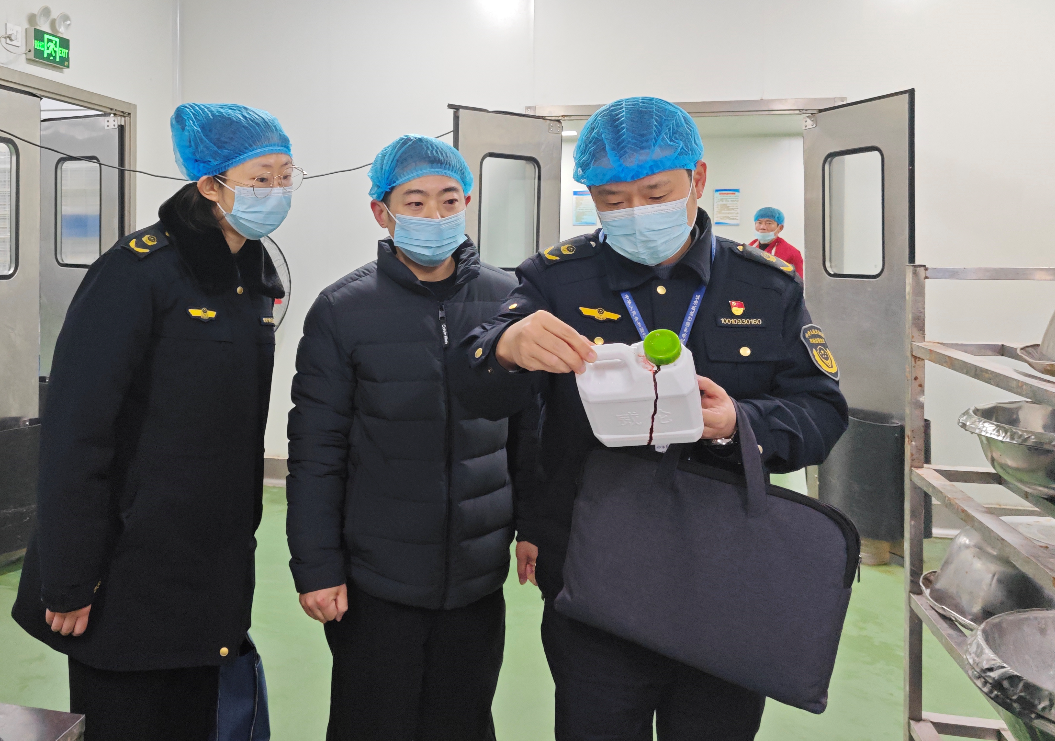 南京市六合区市场监管局开展节前食品安全专项检查(图2)