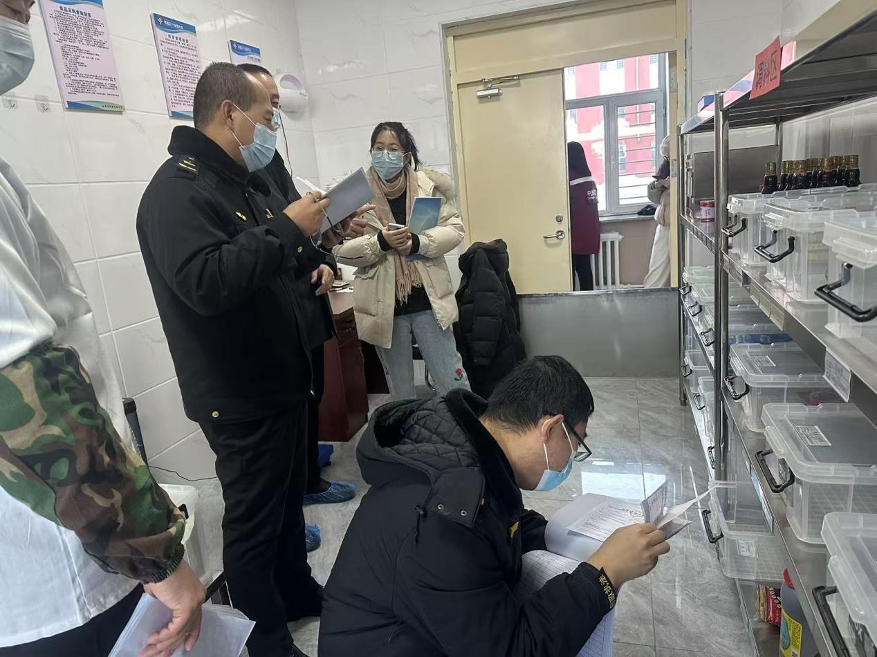 黑龙江孙吴县市场监督管理局加大巡查监管力度筑牢节前食品安全防线(图2)