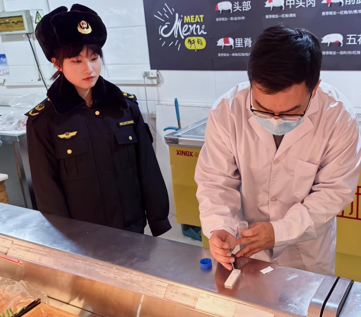 黑龙江孙吴县市场监督管理局加大巡查监管力度筑牢节前食品安全防线(图3)