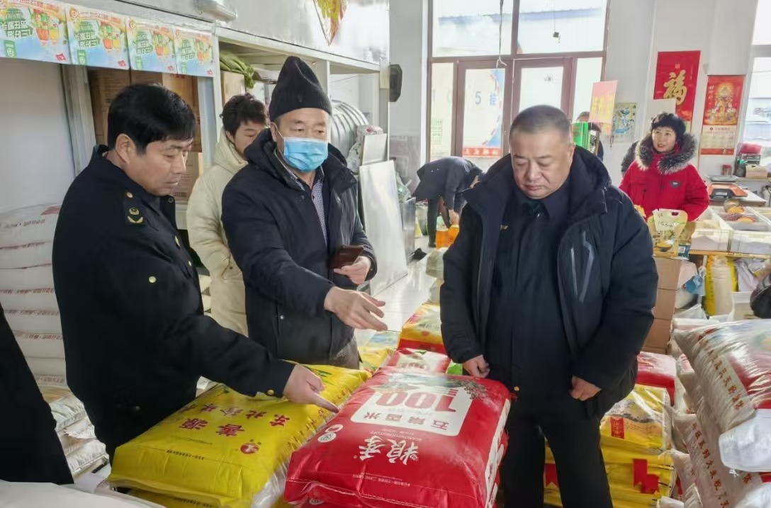 鹤岗市开展“春节”、“亚冬会”食品流通环节安全检查(图1)