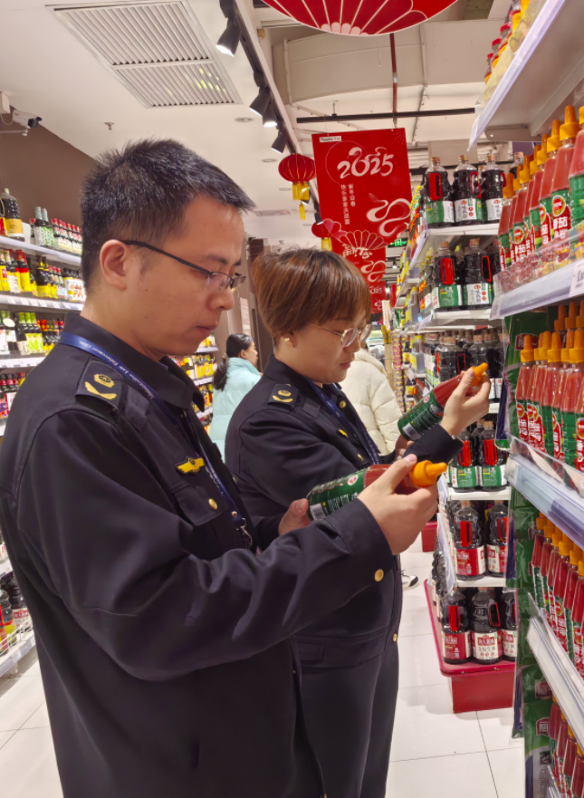 广西灵川县市场监管局开展春节前食品安全专项检查(图2)