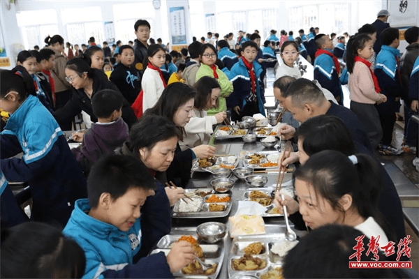 株洲市荷塘区政协赴八达小学检查校园食堂安全工作(图3)
