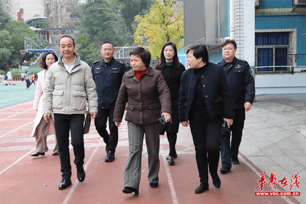 株洲市荷塘区政协赴八达小学检查校园食堂安全工作(图1)
