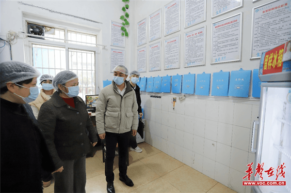 株洲市荷塘区政协赴八达小学检查校园食堂安全工作(图2)