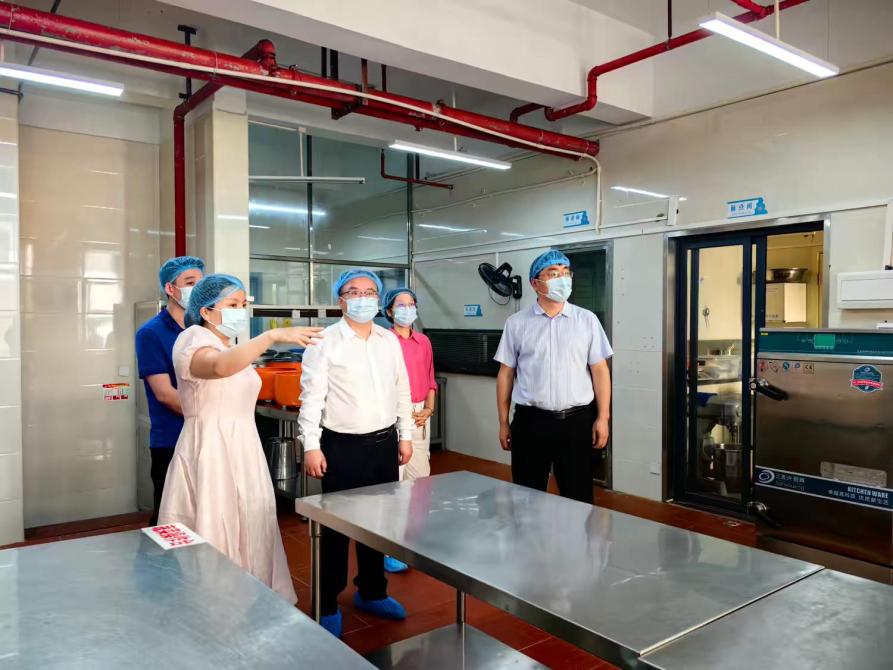 海口美兰区检查校园食品安全工作(图1)