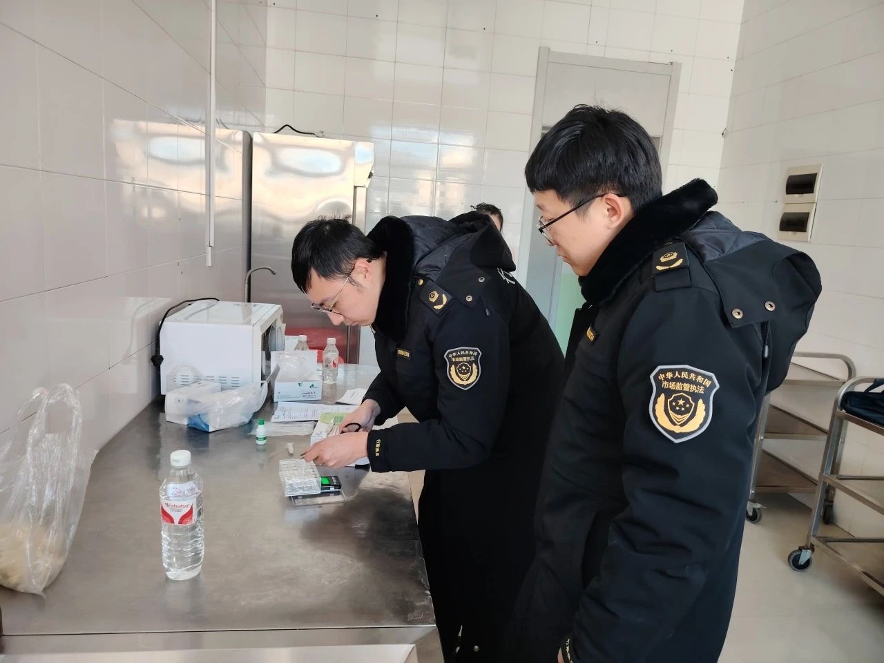 伊春市市场监督管理局友好分局上甘岭所：开展春季校园及周边食品安全检查(图2)