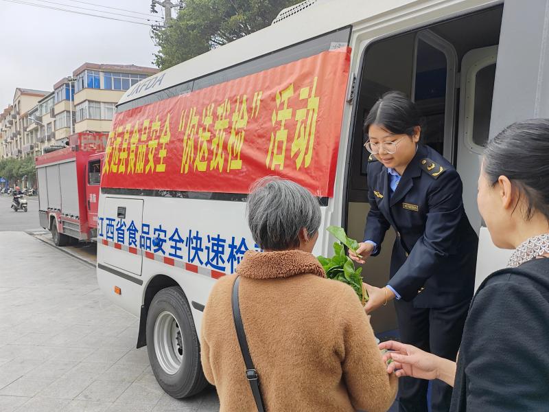 江西省安远县市场监管局开展“你送我检”食品安全快速检测活动(图2)