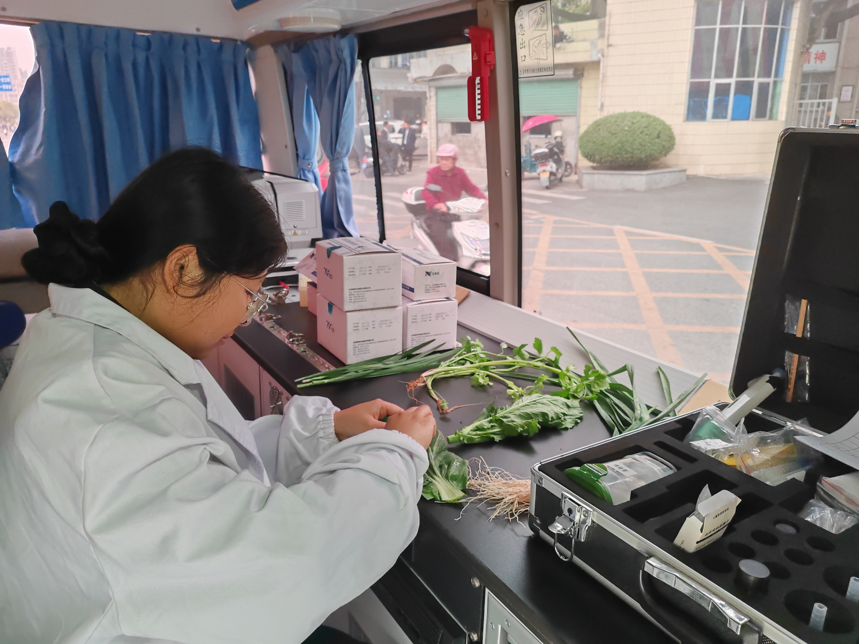 江西省安远县市场监管局开展“你送我检”食品安全快速检测活动(图3)