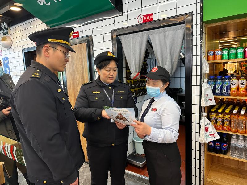 河南省许昌市市场监管局魏都区分局“你点我检”守护连锁餐饮食品安全防线(图2)