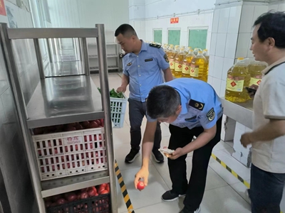 江苏泰州医药高新区（高港区）市场监管局开展高速公路服务区食品安全专项检查(图1)
