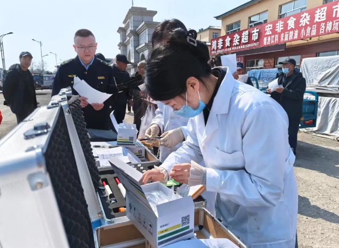 黑龙江省兰西县市场监管局开展食品安全“你点我检 服务惠民生”进乡村活动(图2)