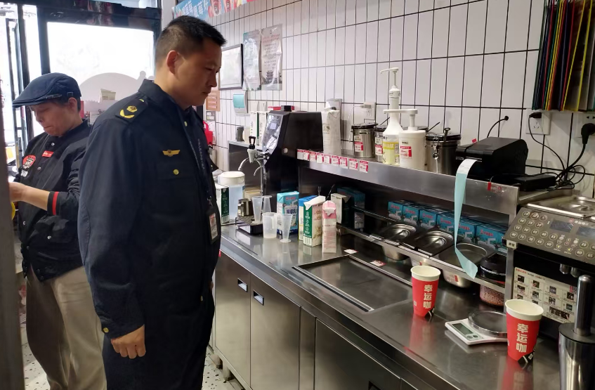 河南省许昌市市场监督管理局魏都区分局开展连锁餐饮食品安全专项检查守护市民“舌尖上的安全”(图2)