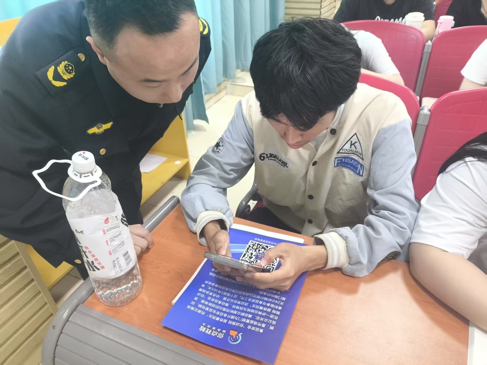 咸安横沟市场监管所开展“你点我检”食品安全进校园宣传活动(图2)