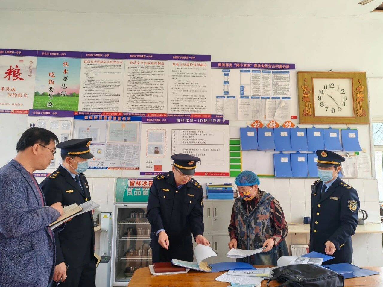 严守校园“食安关” 滨州市市场监管系统开展中小学食品安全集中检查行动(图2)