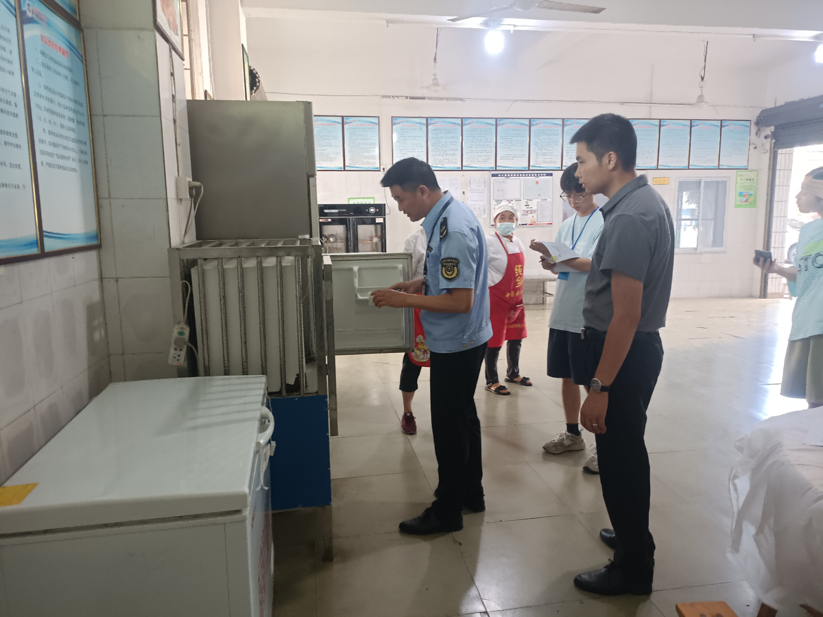 呼和浩特市市场监督管理局经济技术开发区分局“五一”期间开展食品安全专项检查行动
