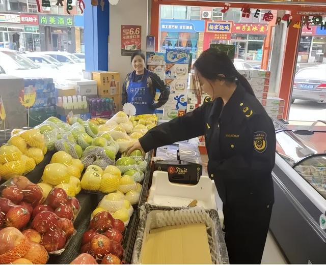 呼和浩特市市场监管分局‘五一’开展食品安全专项检查(图2)