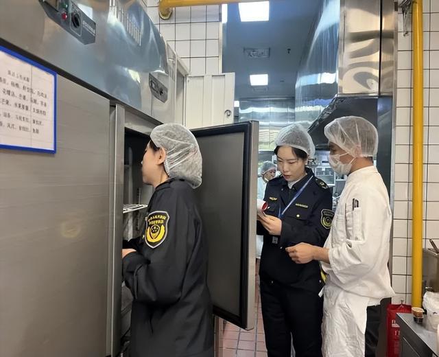 呼和浩特市市场监管分局‘五一’开展食品安全专项检查(图3)