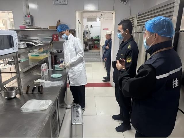 呼和浩特市市场监管分局‘五一’开展食品安全专项检查