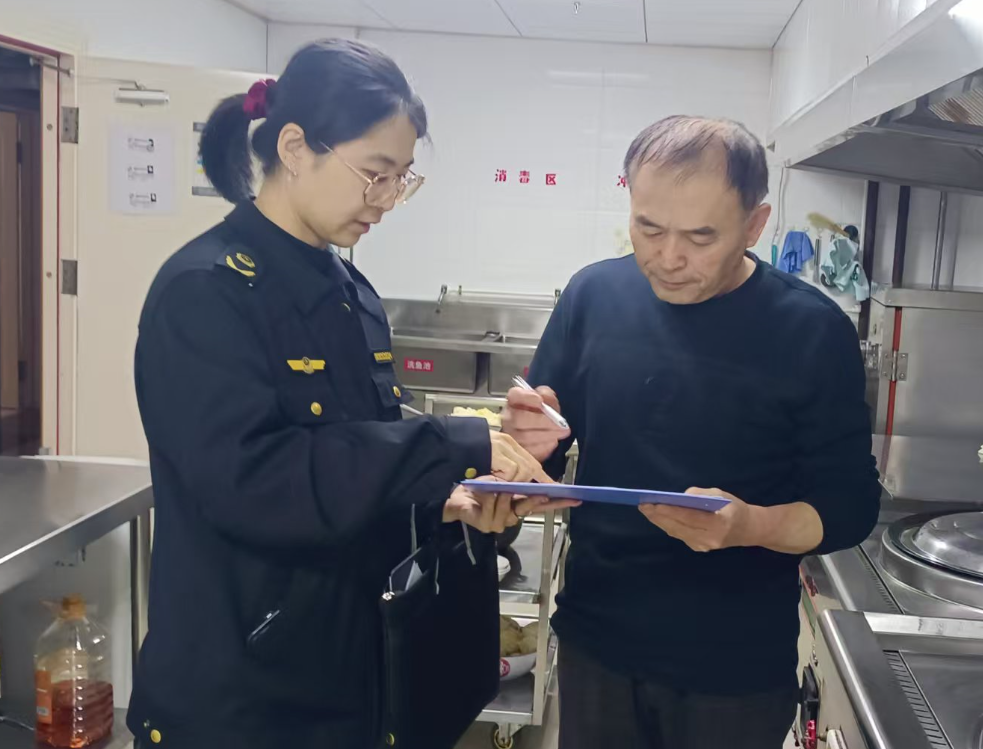 黑龙江省伊春市市场监管局金林分局开展养老机构食堂食品安全监督检查(图2)