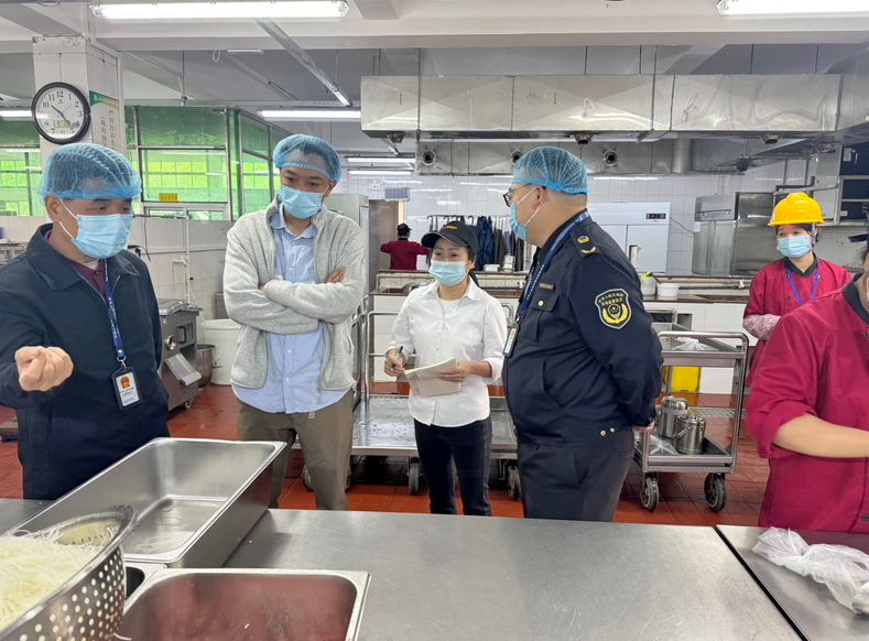 广东省罗定市市场监管局对工业园区内企业职工食堂开展食品安全检查(图1)