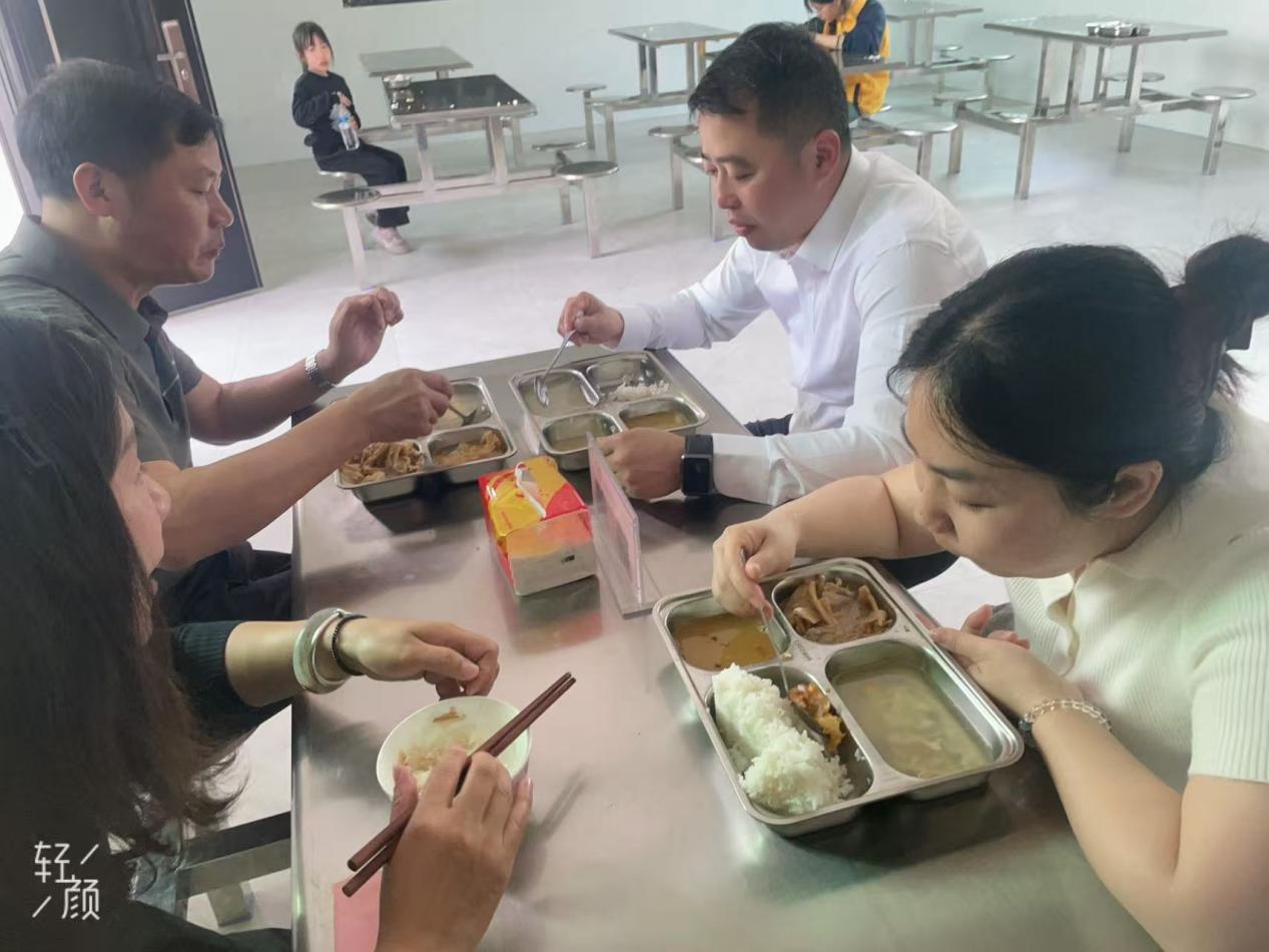 南城县株良镇党委副书记、镇长尧志强一行到株良小学开展校园食品安全检查工作(图2)