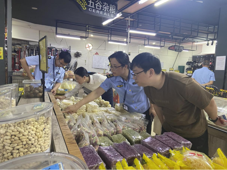贵港覃塘开展“五一”节前食品安全检查(图1)