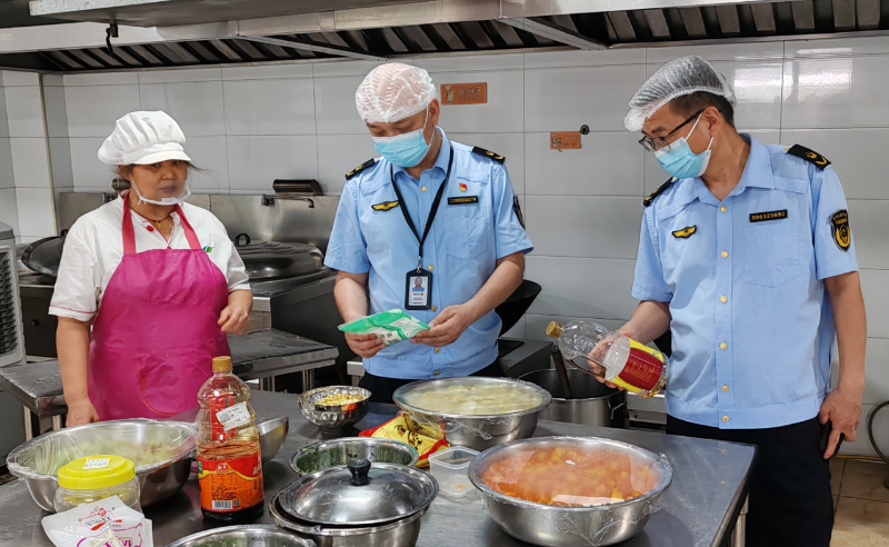 重庆市涪陵区江东街道市场监管所开展校园食品安全专项检查(图1)