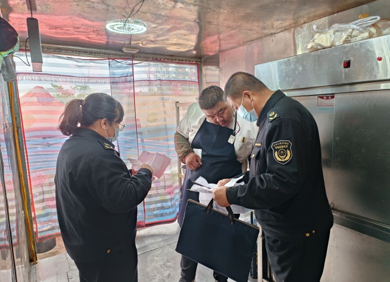 高台县巷道镇市场监管所开展流动餐车食品安全专项检查(图1)
