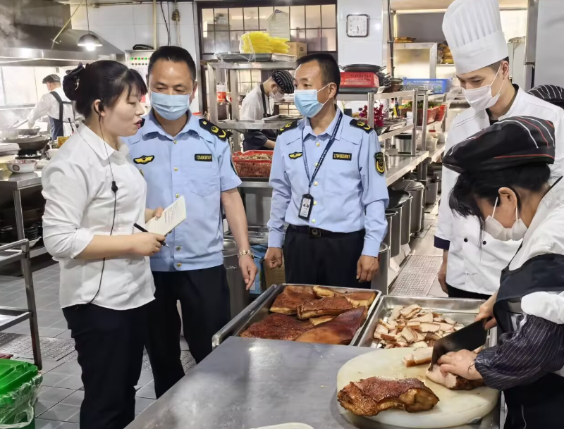 湖北省竹山县城关市场监管所开展节日食品安全专项检查(图1)