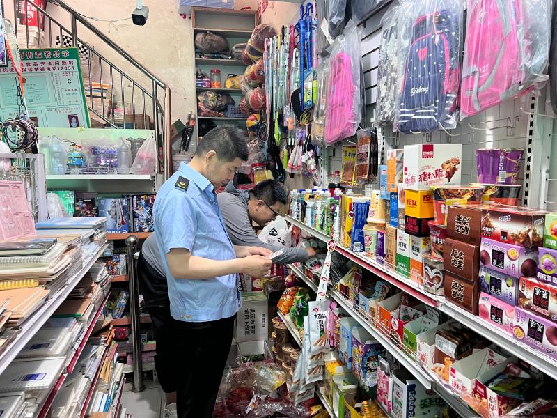 河北省保定市满城区市场监管局开展校园周边食品安全专项检查(图1)