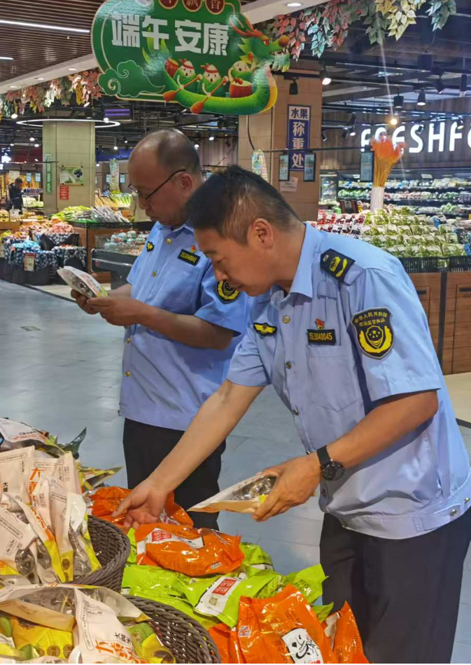 内蒙古五原县市场监管局开展端午节食品安全专项检查(图1)
