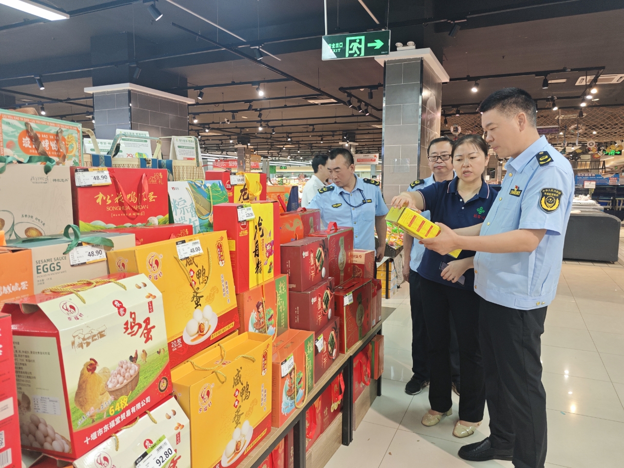 湖北省丹江口市市场监管局开展食品安全专项检查(图1)