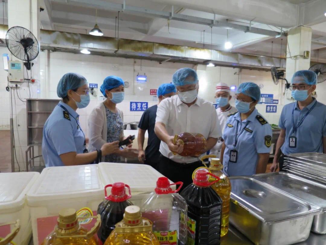中山开展高考供餐学校食品安全检查 排查整改问题隐患48个(图1)
