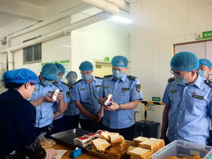 山西左云开展高考考点食品安全专项检查严守高考“食安关”(图1)