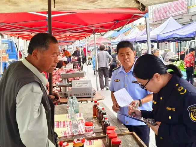 山东省滨州市滨城区三河湖所开展农村大集食品安全专项检查(图1)