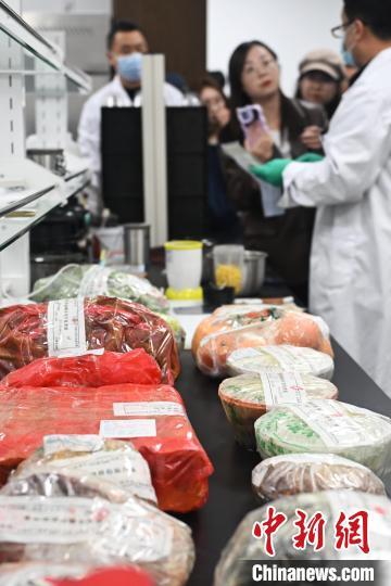 内蒙古鄂托克前旗市场监管局多措并举开展2025年中考前食品安全专项检查(图1)