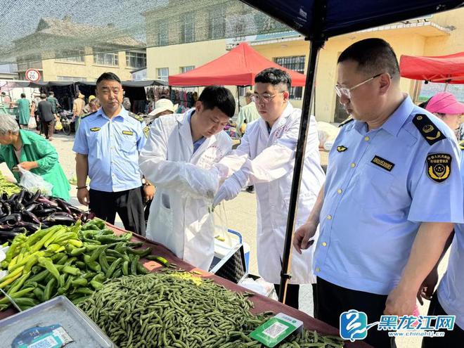 双城区市场监督管理局深入农村大集开展食品安全抽检与宣教(图1)