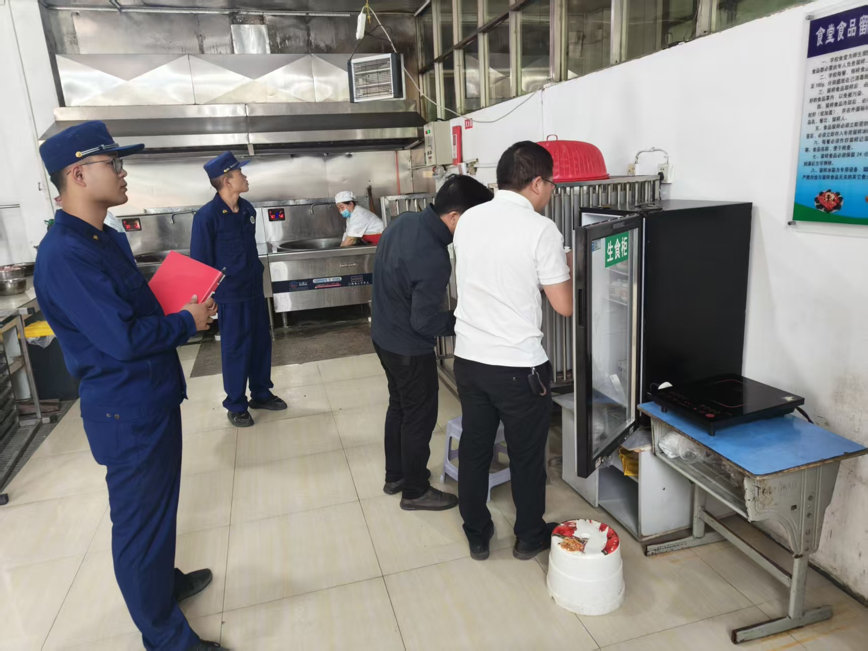 【雷霆行动】宁城县市场监管局组织开展食品安全快速检测工作(图1)