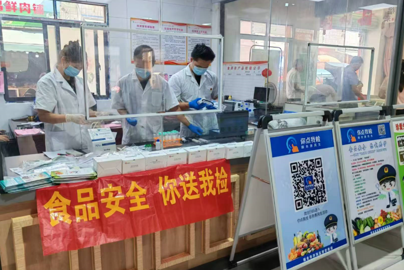 江西省瑞金市市场监管局开展食品安全“你送我检”“你点我检”进市场惠民活动(图1)