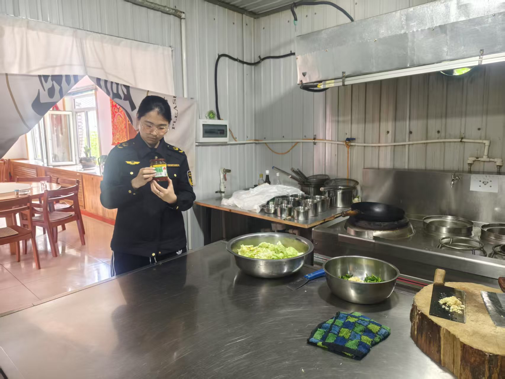 黑龙江省伊春市市场监管局金林分局开展旅游景区及周边餐饮服务食品安全专项检查(图1)