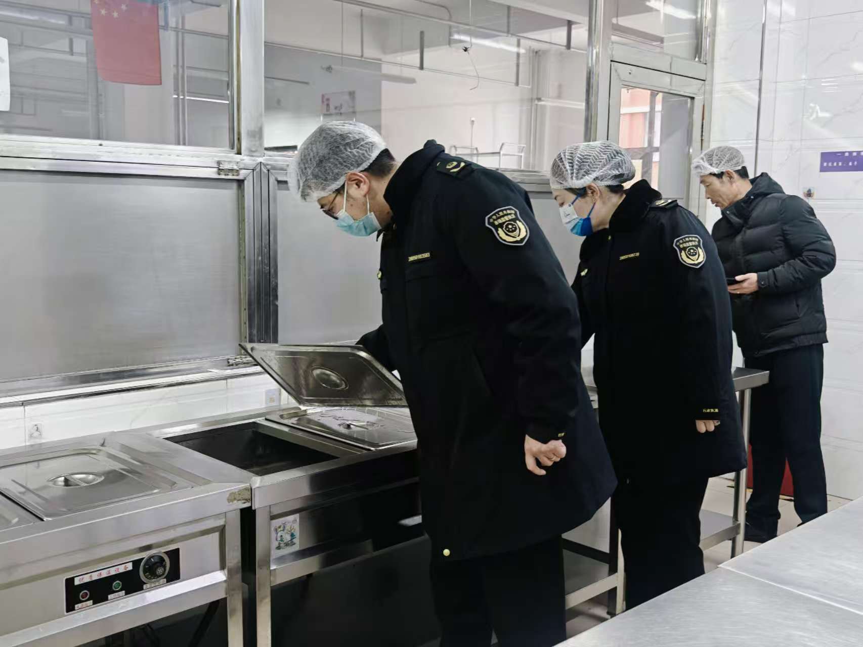内蒙古赤峰市市场监管局开展旅游景区及高速公路服务区食品安全专项检查(图1)