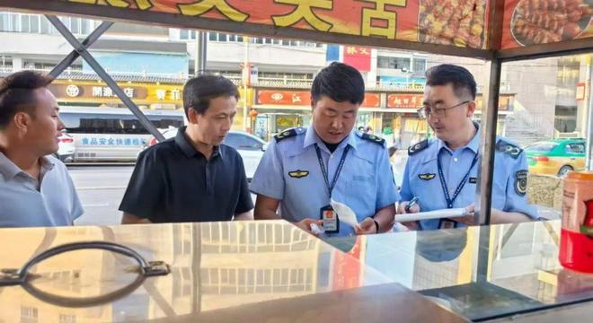 通渭县食品药品检验检测中心开展“你点我检 服务惠民生”进夜市专项食品安全抽检检测活动(图2)