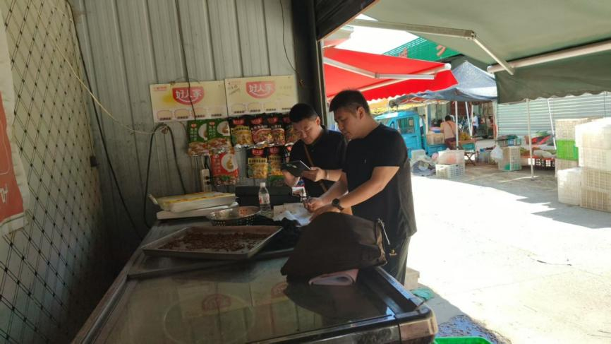 筑牢“三小”食品安全防线--聊城市检验检测中心赴德州开展跨市抽检(图2)