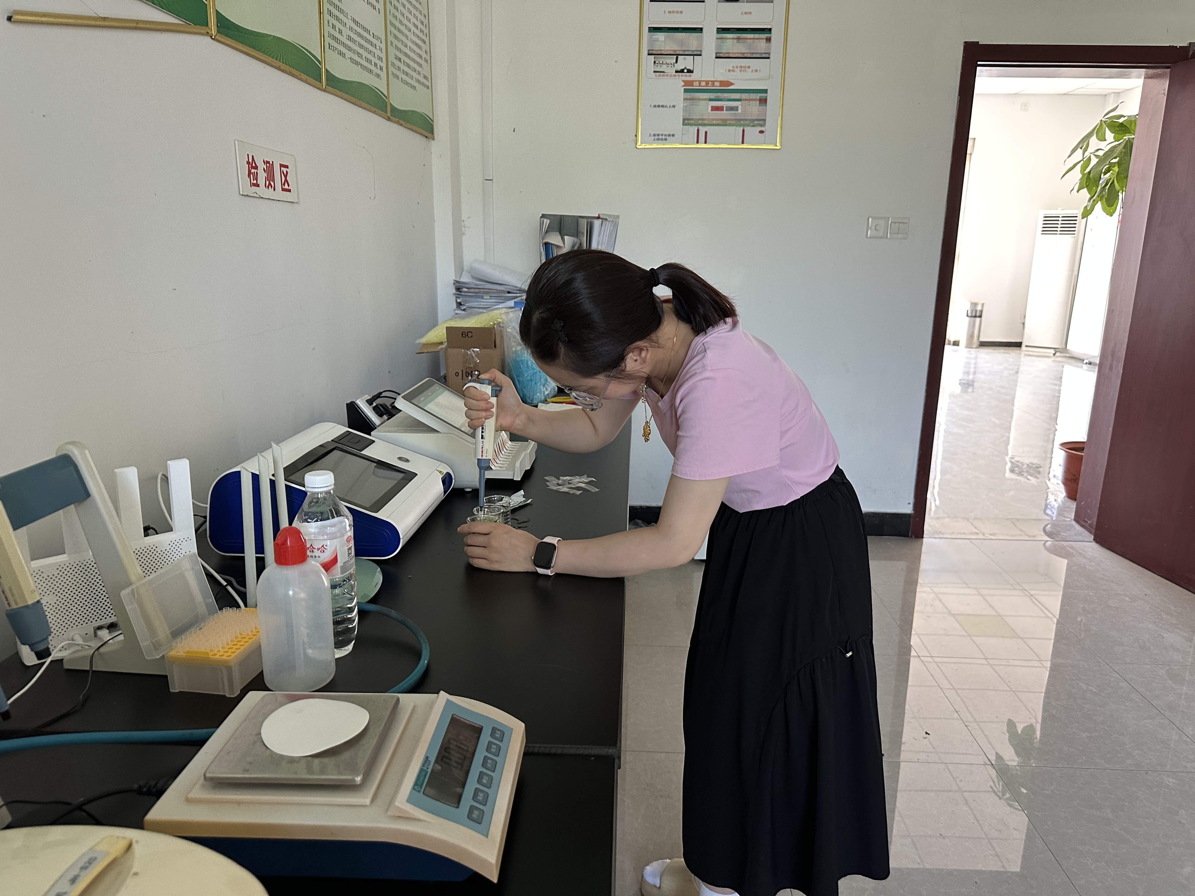 怀宁县三桥镇：小小检测卡筑牢安全线 本地农产品通过“舌尖考验”(图1)