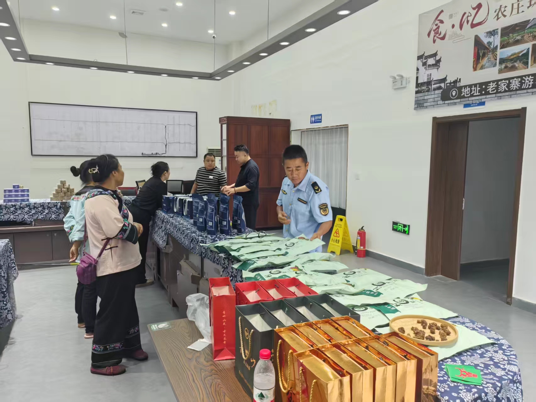 湖南省凤凰县市场监管局山江市场监管所开展涉旅餐饮服务单位食品安全监督检查(图2)