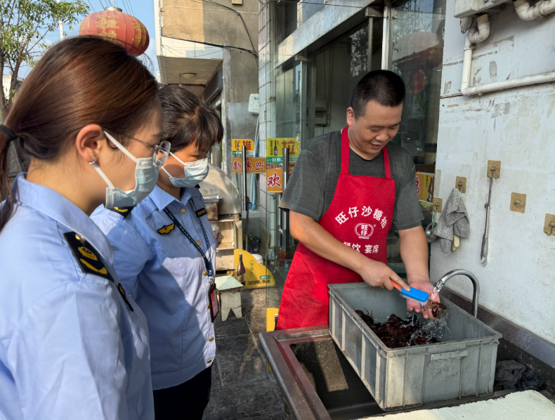 江苏省仪征市市场监管局新集分局开展夏季夜市食品安全专项检查(图1)