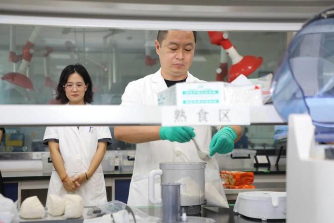潍坊市市场监管局开展“你点我检”食品检测机构开放日活动(图2)