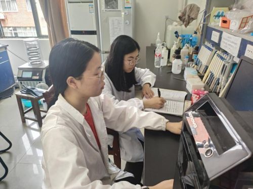 江西师范大学“磷踪光捕”团队研发新型荧光传感器(图1)