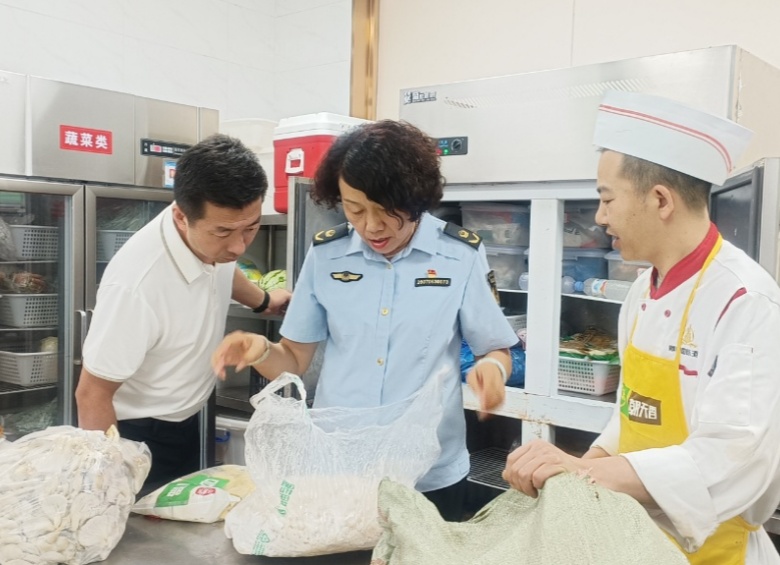 高台县巷道镇市场监管所开展企业单位食堂食品安全专项检查(图2)