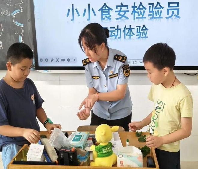 “你点我检”走进“暑托班”这群“老师们”带着“检测仪”来上课(图6)